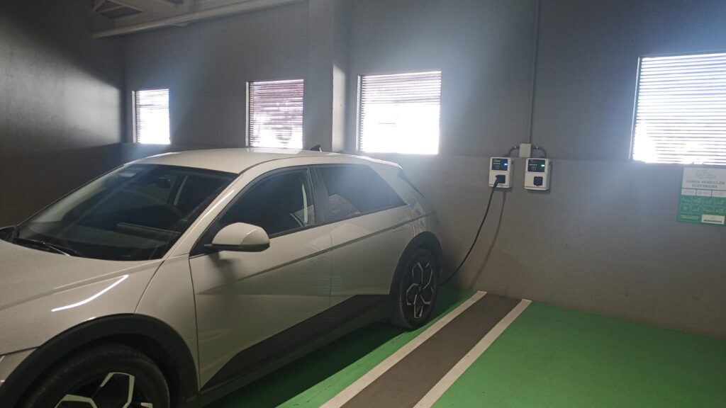 Cargadores de vehículos eléctricos instalados por Telinex en un parking